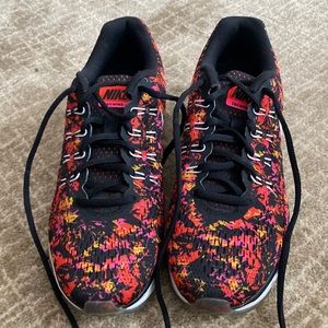 Excellent barely used condition Nike tailwind 8 size 8.5 womens flower